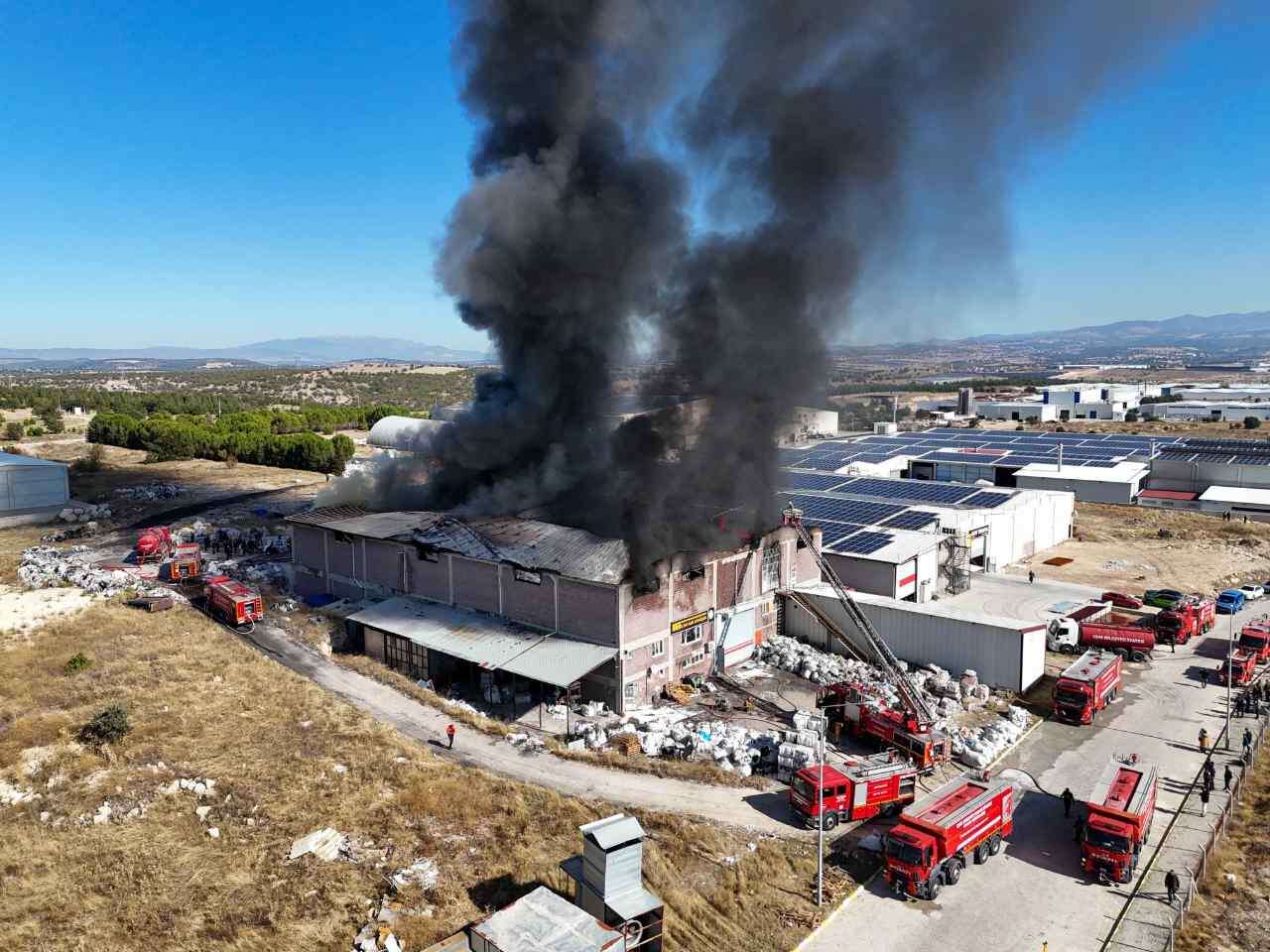 Uşak Tekstil OSB'deki Yangın Kontrol Altına Alındı 3